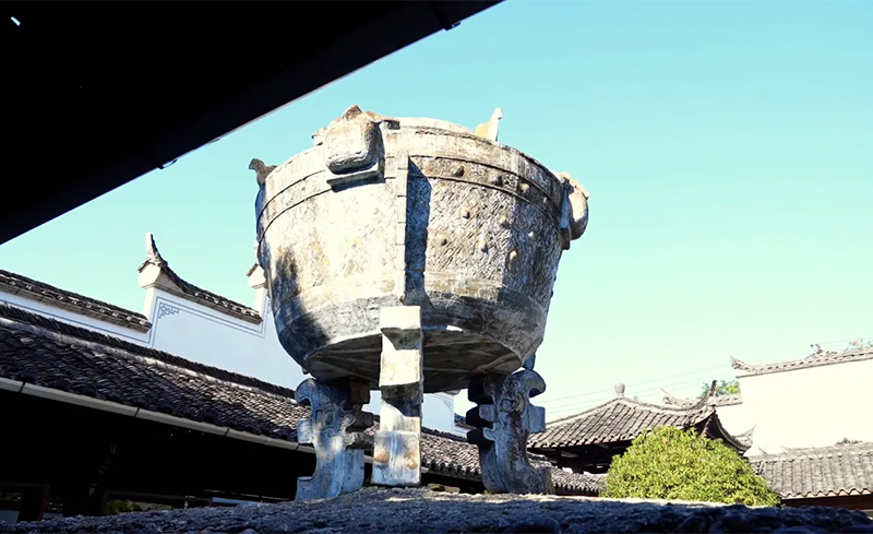 龍泉顏色如霜雪，良工咨嗟嘆奇絕【龍泉寶劍廠(chǎng)】